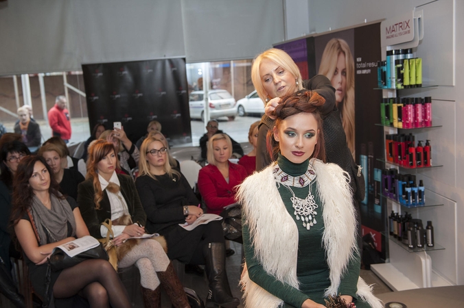 Plaukų stilistas: ateinančio sezono tendencija – kuo natūralesnis įvaizdis