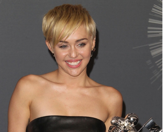M. Cyrus vos per dieną benamių prieglaudai padėdo surinkti 200 tūkst. dolerių