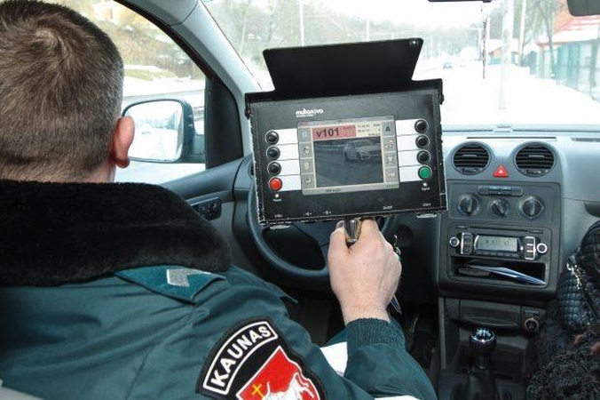 To dar nebuvo – akmenimis apmėtė policijos automobilį 