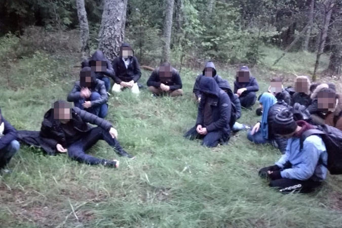 Į Lietuvą neįleista dar 111 migrantų: Baltarusijos pusėje – šūviai ir signalinės raketos
