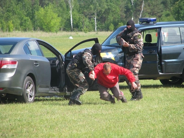 Vengdamas sulaikymo devyniolikmetis spruko į krūmus