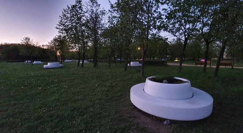 Kalniečių parke užgeso dalis šviečiančių suoliukų
