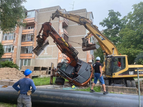 Kaune keičiant vamzdyną po gyventojų langais nuvirto ekskavatorius 