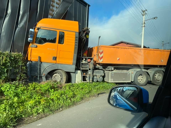 Avarija Vilijampolėje: po susidūrimo su BMW sunkvežimis dar rėžėsi į namo sieną