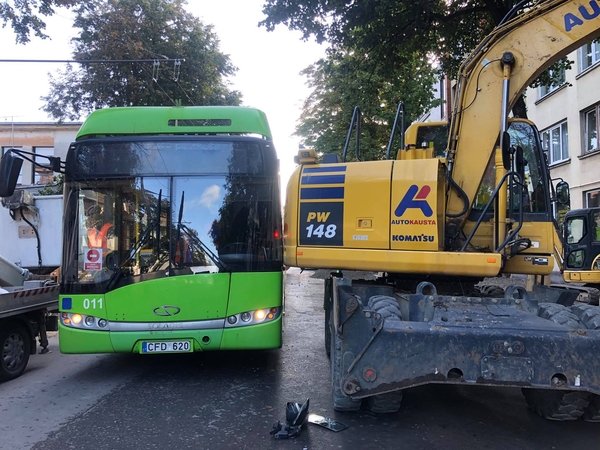 Kęstučio gatvėje – visiškas chaosas: susidūrė troleibusas ir kelininkų technika