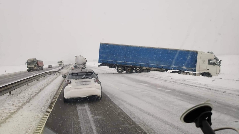 Kelyje „Via Baltica“ į griovį nuvažiavo vilkikas: įspėja apie sudėtingas eismo sąlygas