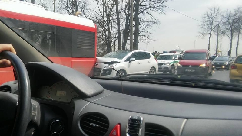 Kaune girta vairuotoja įvažiavo į autobusą