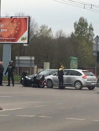 Sankryža nepasidalijo motociklas ir „Citroen“