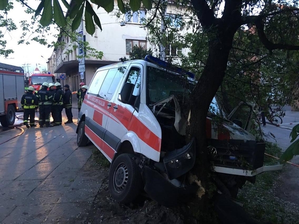 Kraupi avarija Kaune: greitosios pagalbos automobilis rėžėsi į medį