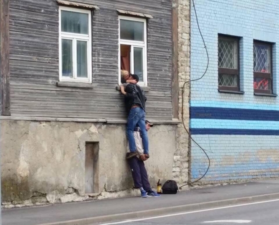 Meilei ribų nėra: akrobatinis bučinys sužavėjo internautus
