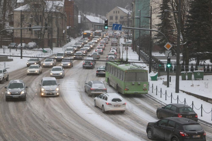 Įspėjimas vairuotojams: Kaune eismą paralyžiuoja sniegas ir avarijos