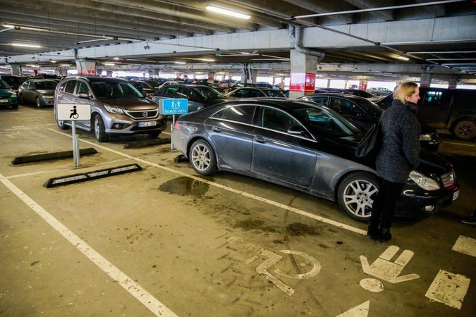 Dėmesio: apmokestinama „Akropolio“ automobilių stovėjimo aikštelė