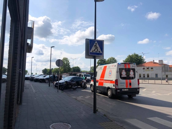 Netoli Kauno pilies – skaudi avarija: motociklininkui prireikė medikų pagalbos