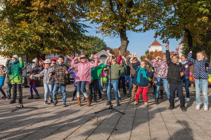 Mažieji kauniečiai Senamiestyje dovanojo šypsenas