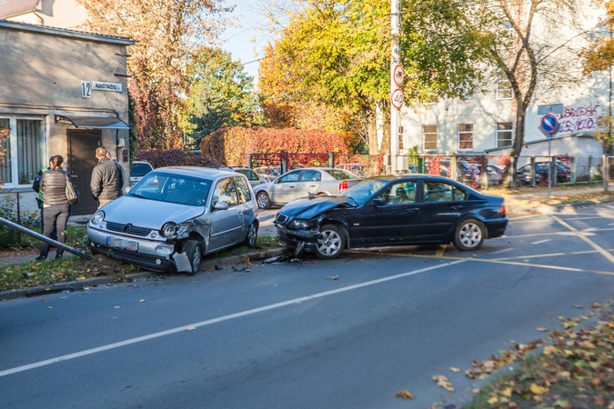 Po BMW ir „Volkswagen“ susidūrimo kliuvo ir kelio ženklui