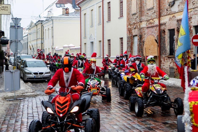 Kalėdų Seneliai į Rotušės aikštę sulėkė keturračiais