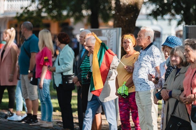 Kauniečiai kaip Baltijos kelyje susikibo už rankų