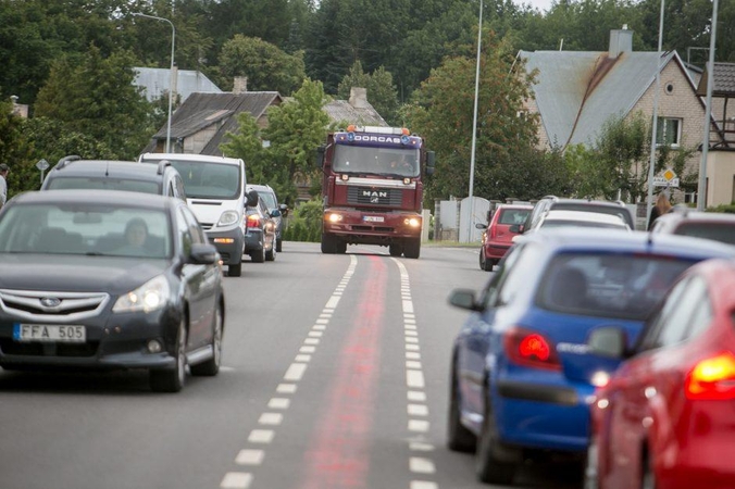 Ramučiai surengė protestą ir blokavo kelią: sunkiasvoriai automobiliai varo iš proto