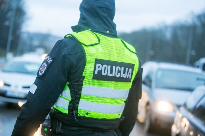 Lazdijų rajono sovietų pasieniečių kapinėse sudaužyta atminimo lenta