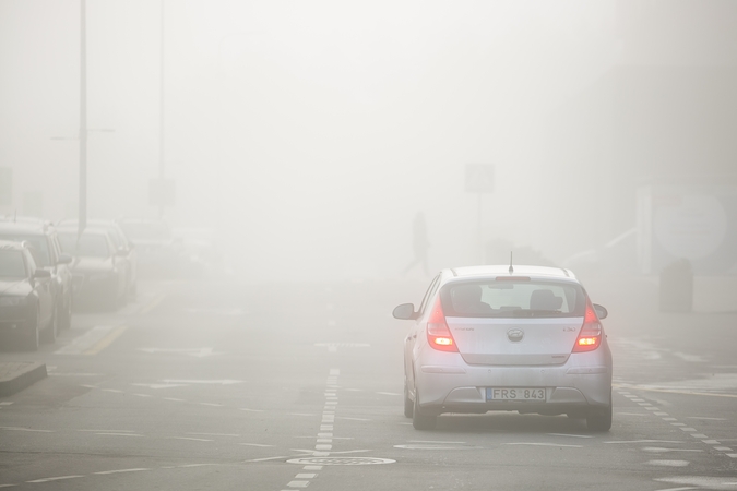 Lietuvoje eismo sąlygas sunkina rūkas