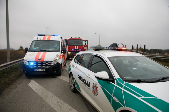 Moters vairuotas „Volvo“ nulėkė nuo kelio ir apvirto: nukentėjo ir mažametis