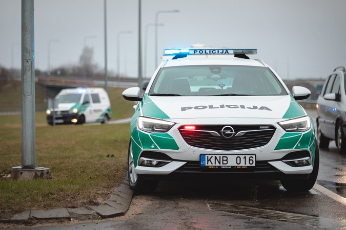 Vilniuje siautėjo visiškai nuogas vyras: jis apgadino automobilius