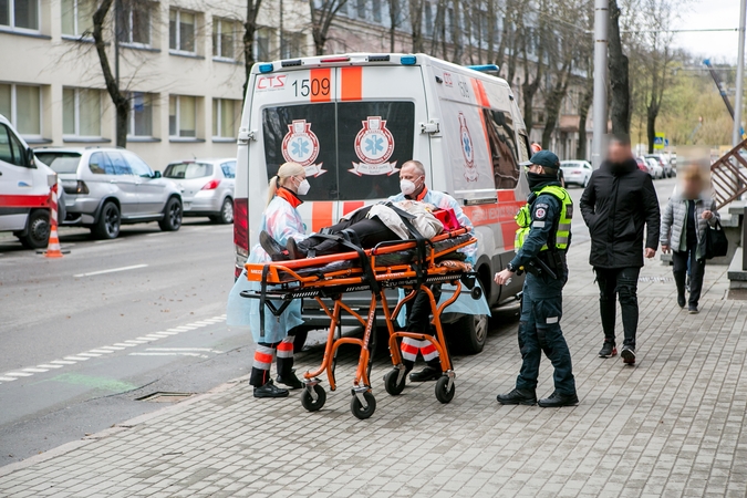 Nelaimė Kauno centre: partrenkta neleistinoje vietoje gatvę kirtusi senolė