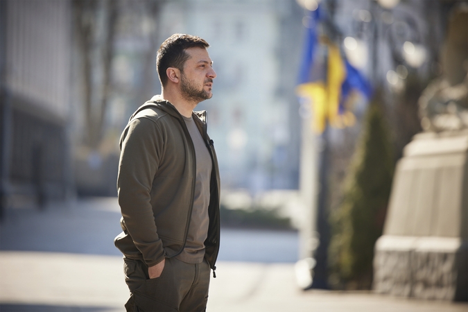 Drąsa: būdamas pirmuoju Kremliaus taikiniu, į Vakarų siūlymą bėgti iš karo siaubiamos Ukrainos V.Zelinskis atkirto: „Čia vyksta kova. Man nereikia pavėžėjimo – man reikia ginklų“ ir kiekvieną karo dieną sveikinasi su ukrainiečiais iš Kyjivo gatvių.