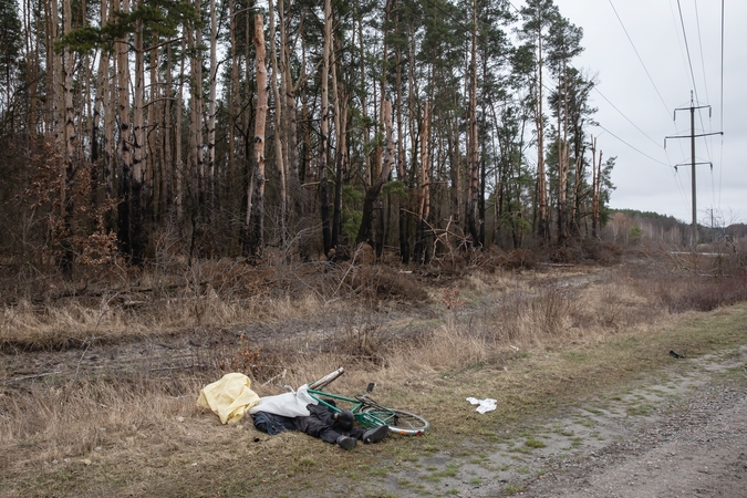 Kyjivas susigrąžino sostinės srities kontrolę, fiksuojami galimi civilių žudymo įrodymai