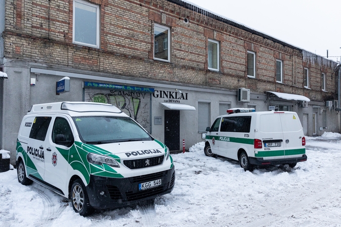 Sostinės ginklų parduotuvėje – tragedija: apžiūrimas ginklas iššovė ir pražudė klientą