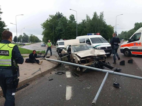 Nuo pareigūnų sprukęs vairuotojas rėžėsi į stulpus