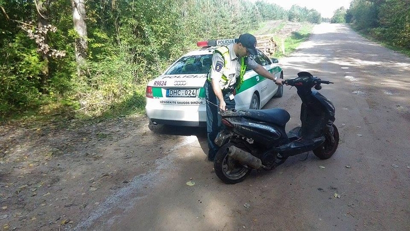 Pasprukti bandžiusį modepo vairuotoją pareigūnai pasivijo bėgte