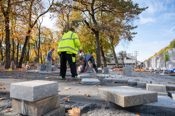 Užstrigo: Miesto sodeliui skirtas granitas keliavo ilgiau, nei planuota.