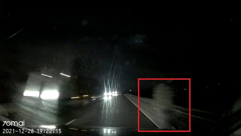 Aklinoje tamsoje pėsčiojo vos nepervažiavęs vairuotojas: žmogelis žaidžia rusišką ruletę