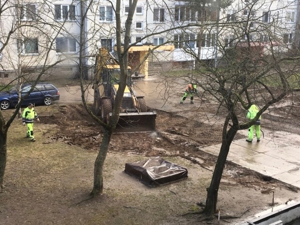 Gyventojai nustėro: sunkioji technika iš kiemo išgriovė suoliukus ir sūpynes