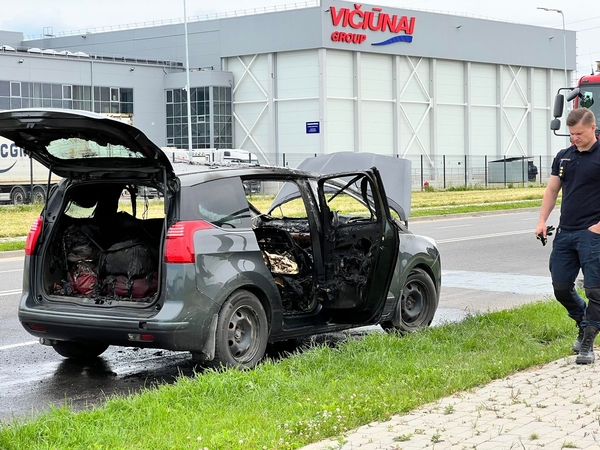 Tragedija: Kauno LEZ'e sudegė automobilis, jame – žmogaus kūnas
