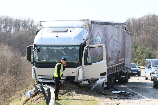 Tragiška avarija sostinėje: žuvo lengvojo automobilio vairuotojas