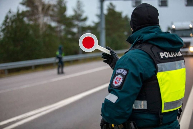 Motoroleriu skriejo visiškai girtas vyriškis
