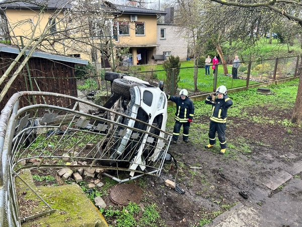 Kaune – mįslingas „Mercedes-Benz“ skrydis nuo skardžio: kur dingo vairuotojas?