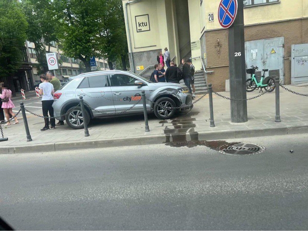 Akimirka iki tragedijos: po smūgio „CityBee“ automobilis atsidūrė ant šaligatvio