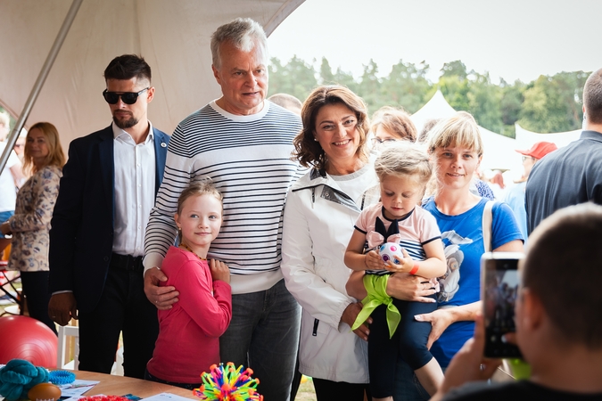 Globėjų dienos šventėje prezidentas dėkojo globojančioms šeimoms