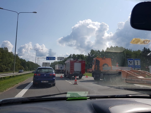 Prie Kauno eismą paralyžiavo masinė sunkvežimių avarija, yra sužalotų