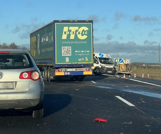 Per avariją magistralėje suknežintas kelininkų automobilis, teko stabdyti eismą