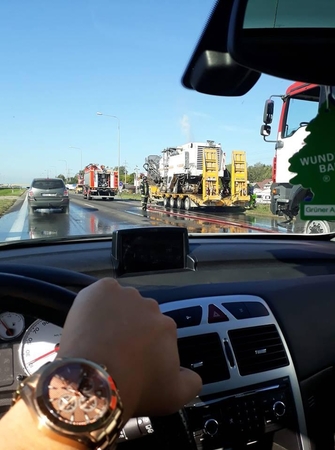 Gaisras kelyje link „Megos“ visiškai paralyžiavo eismą