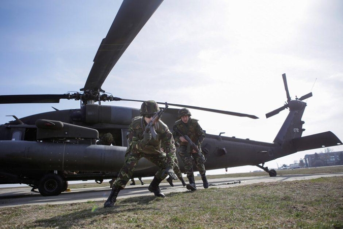 Lietuviškuose „Black Hawk“ bus specialios įrangos, kurią naudoja JAV kariuomenė