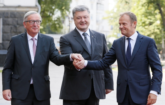 Jeanas-Claude'as Junckeris (kairėje), Petro Porošenka (viduryje) ir Donaldas Tuskas (dešinėje)