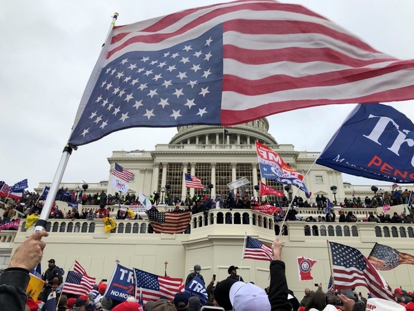 JAV respublikonų lyderis Senate: D. Trumpas „atsakingas“ už įsiveržimą į Kapitolijų