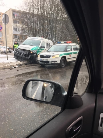 Į slidžių Kauno gatvių spąstus pakliuvo ir pareigūnai