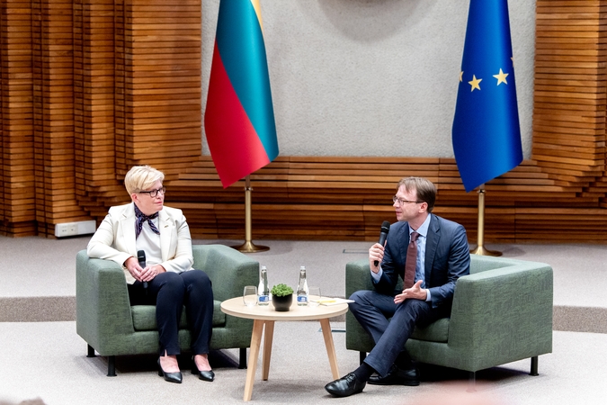 Premjerė ambasadorių suvažiavime: pasaulio tvarka neturi remtis kumščio „teise“