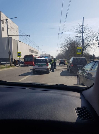 Prie „Girstučio“ automobilis perėjoje partrenkė mergaitę